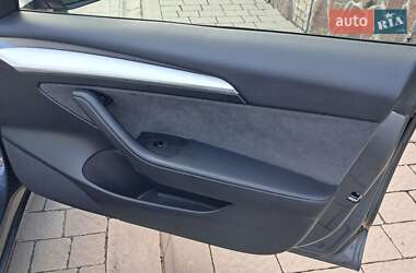 Седан Tesla Model 3 2023 в 