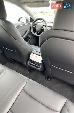 Седан Tesla Model 3 2024 в 