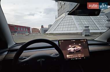 Седан Tesla Model 3 2022 в 