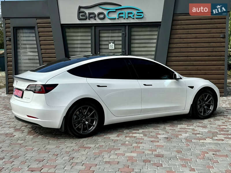 Седан Tesla Model 3 2021 в Виннице