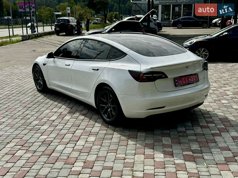 Седан Tesla Model 3 2021 в Виннице