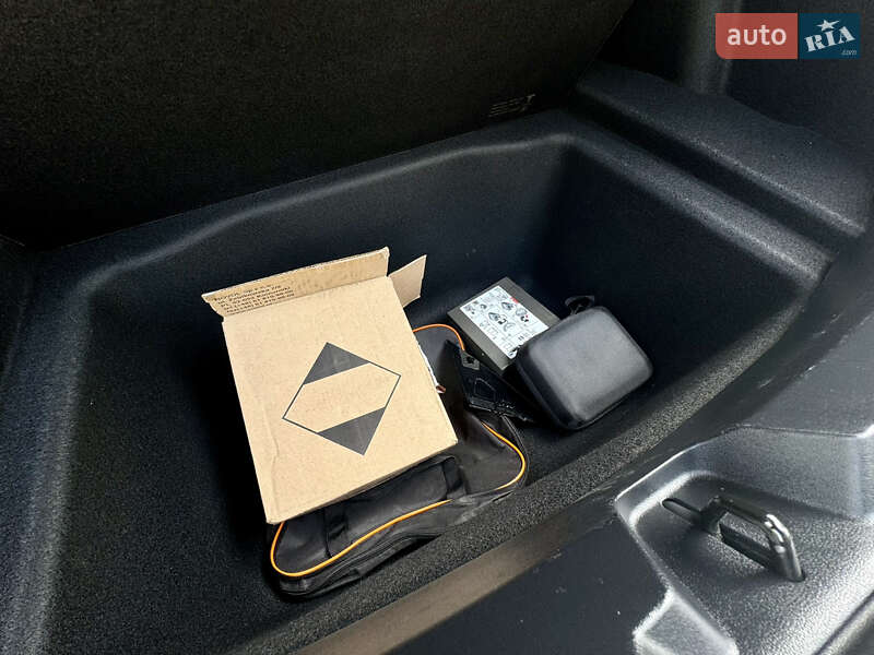 Седан Tesla Model 3 2021 в Виннице