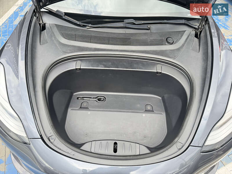 Седан Tesla Model 3 2019 в Києві