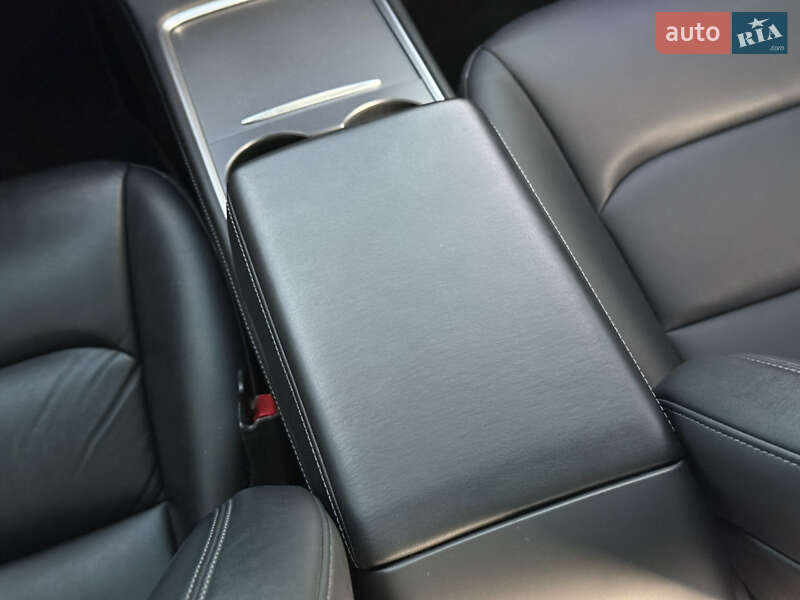 Седан Tesla Model 3 2021 в Кривом Роге