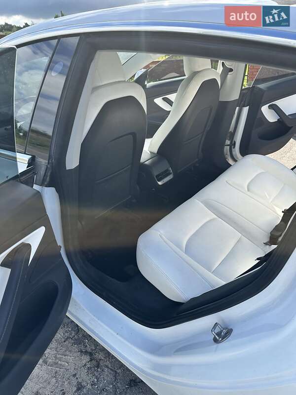 Седан Tesla Model 3 2020 в Бориславі