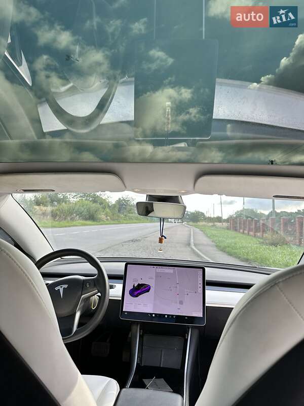 Седан Tesla Model 3 2020 в Бориславі