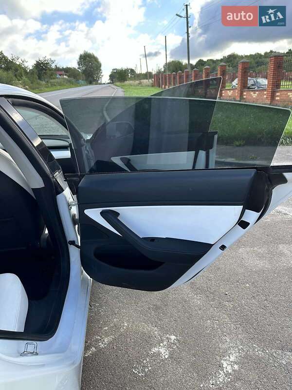 Седан Tesla Model 3 2020 в Бориславі