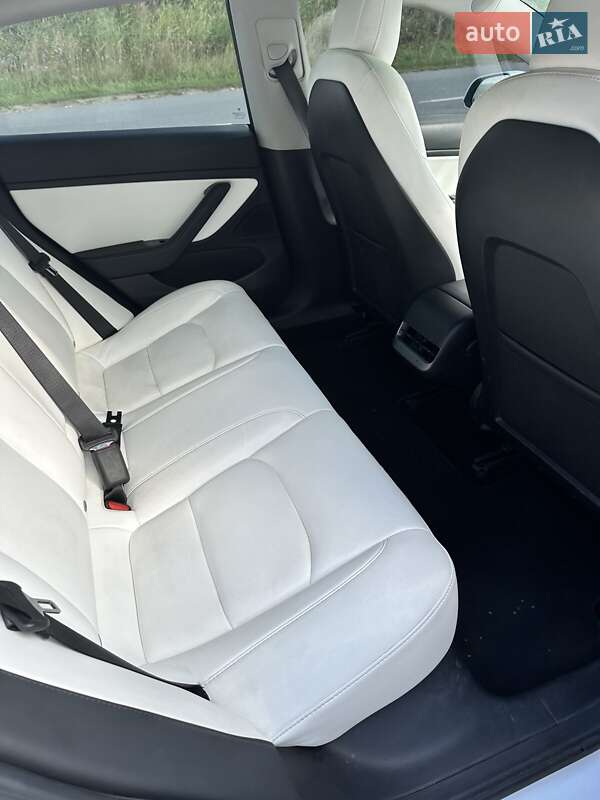 Седан Tesla Model 3 2020 в Бориславі