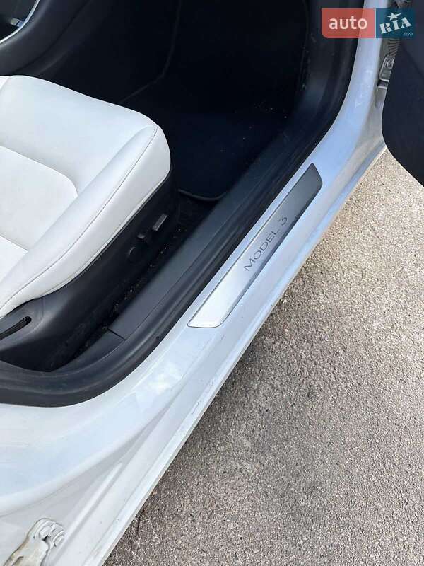 Седан Tesla Model 3 2020 в Бориславі
