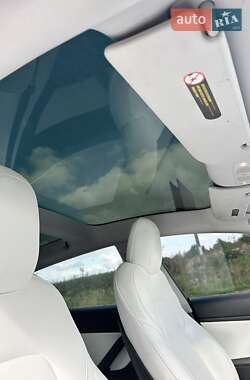 Седан Tesla Model 3 2020 в 