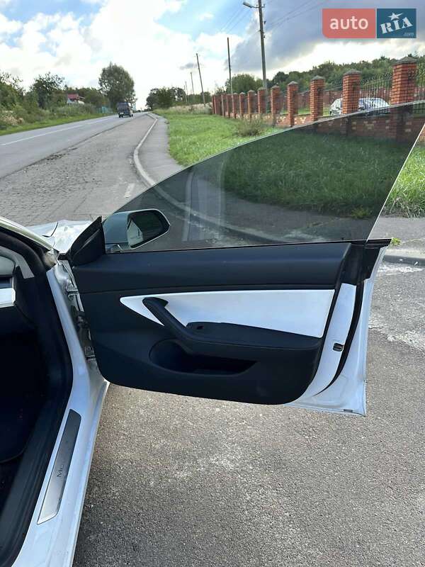 Седан Tesla Model 3 2020 в Бориславі