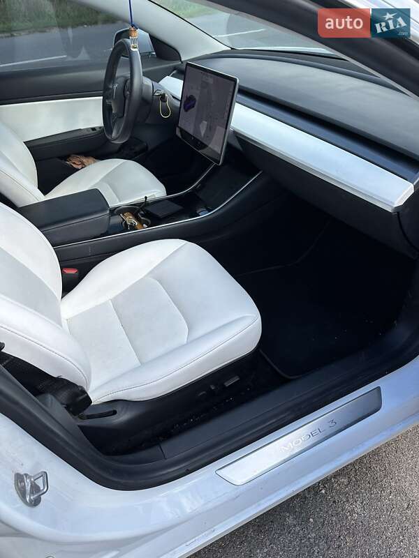 Седан Tesla Model 3 2020 в Бориславі