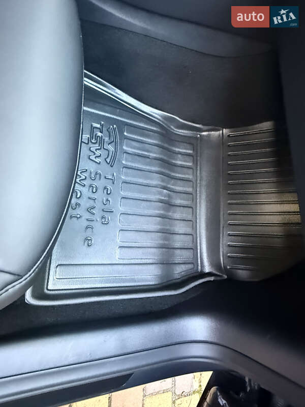 Седан Tesla Model 3 2022 в Буче