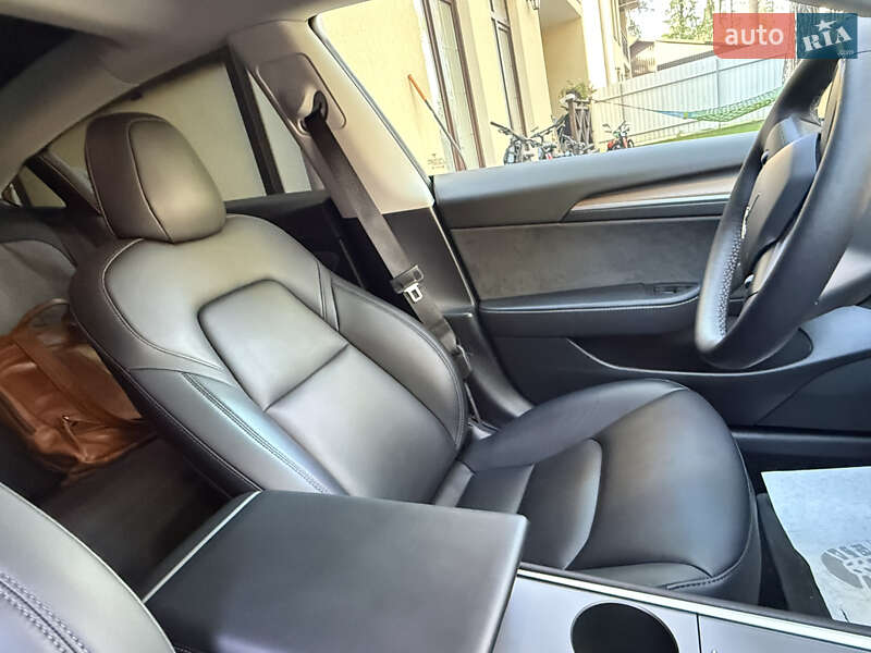 Седан Tesla Model 3 2022 в Буче