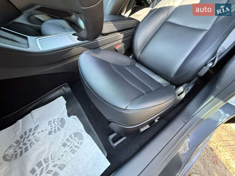 Седан Tesla Model 3 2022 в Буче