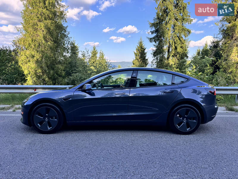 Седан Tesla Model 3 2023 в Львове