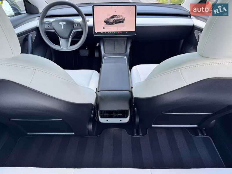 Седан Tesla Model 3 2023 в Львове