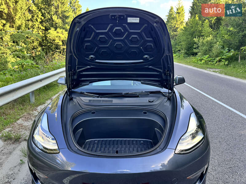 Седан Tesla Model 3 2023 в Львове