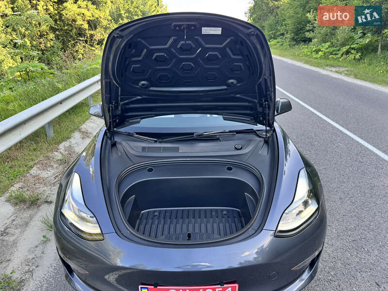Седан Tesla Model 3 2023 в Львове