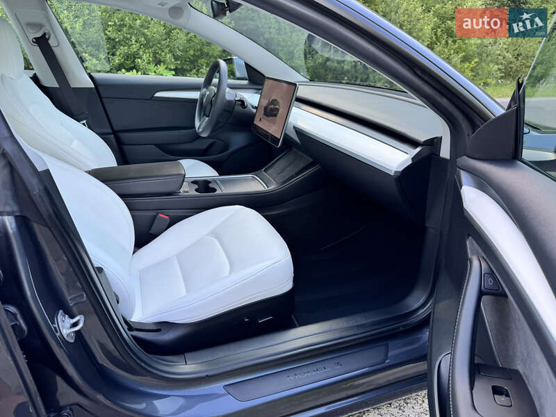 Седан Tesla Model 3 2023 в Львове