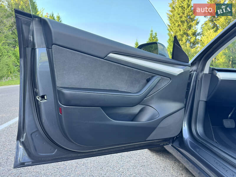 Седан Tesla Model 3 2023 в Львове