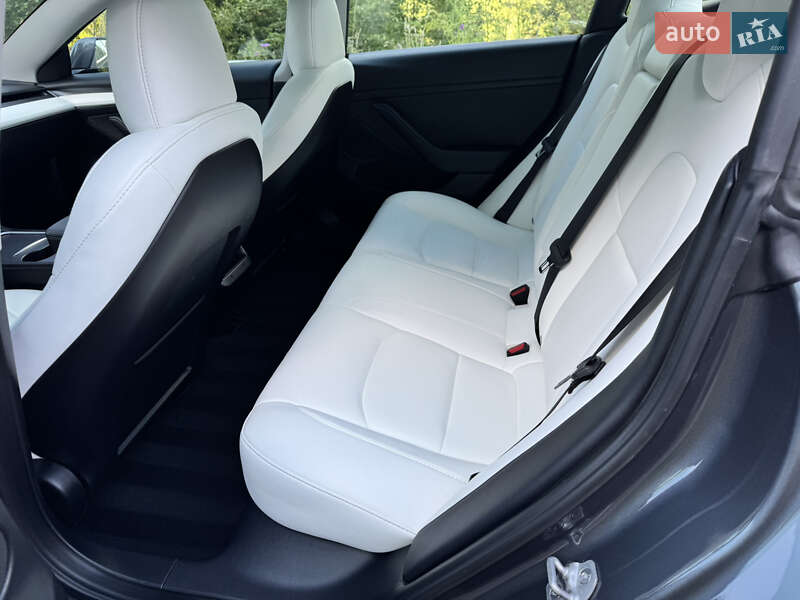 Седан Tesla Model 3 2023 в Львове