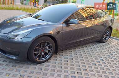 Седан Tesla Model 3 2023 в 