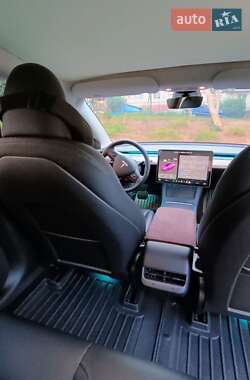Седан Tesla Model 3 2023 в 