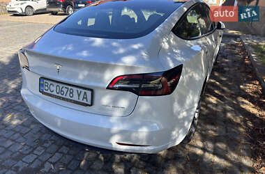 Седан Tesla Model 3 2022 в 