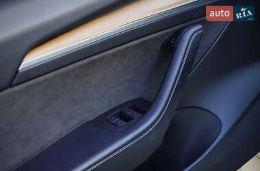 Седан Tesla Model 3 2022 в 