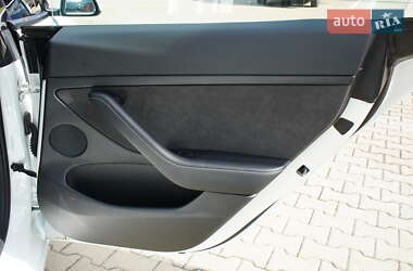 Седан Tesla Model 3 2022 в 