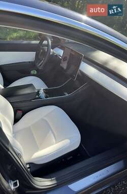 Седан Tesla Model 3 2020 в 