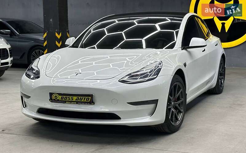 Седан Tesla Model 3 2019 в Чернівцях