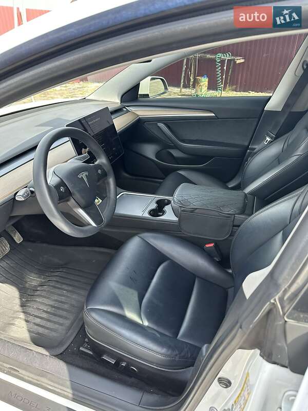 Седан Tesla Model 3 2022 в Буську