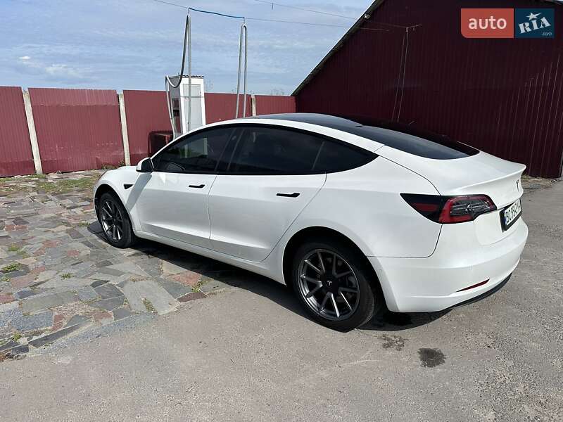 Седан Tesla Model 3 2022 в Буську