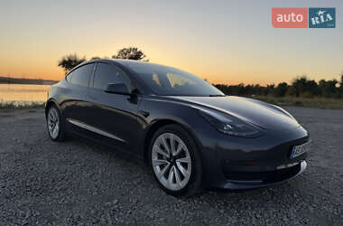 Седан Tesla Model 3 2022 в 
