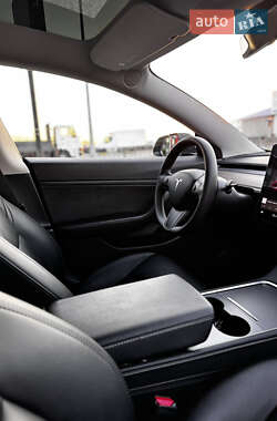 Седан Tesla Model 3 2021 в 