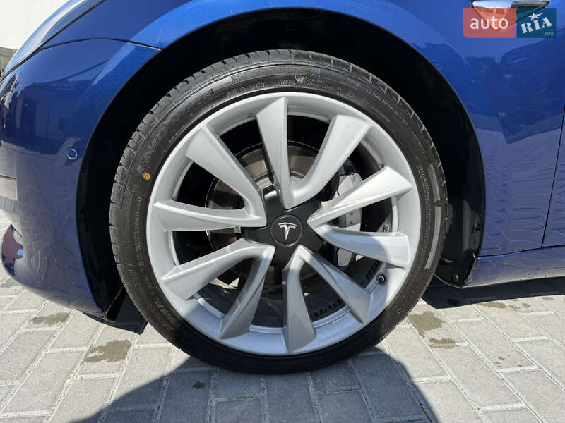 Седан Tesla Model 3 2019 в Львові