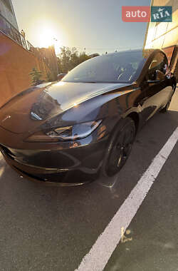 Седан Tesla Model 3 2024 в 