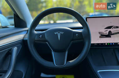 Седан Tesla Model 3 2022 в 