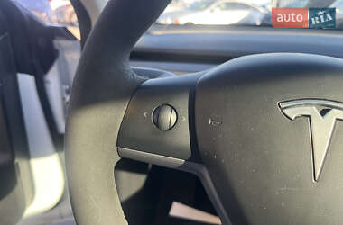 Седан Tesla Model 3 2020 в 