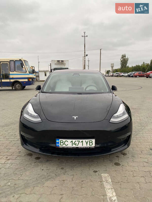 Седан Tesla Model 3 2019 в Львові