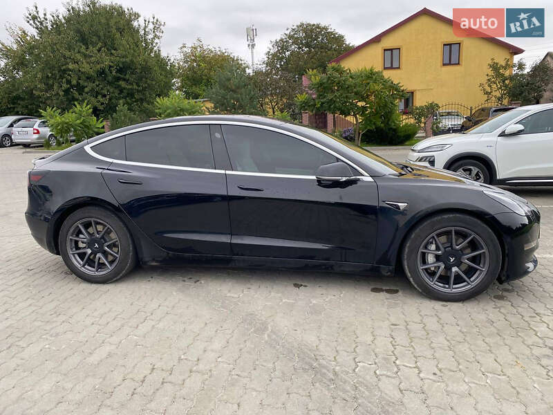 Седан Tesla Model 3 2019 в Львові