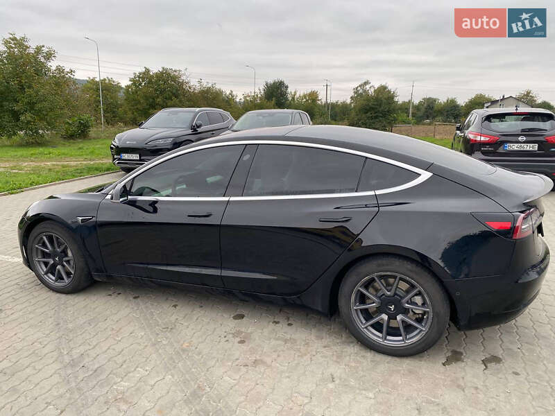 Седан Tesla Model 3 2019 в Львові