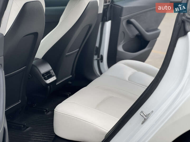 Седан Tesla Model 3 2021 в Львові