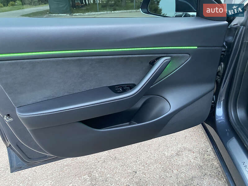 Седан Tesla Model 3 2019 в Прилуках