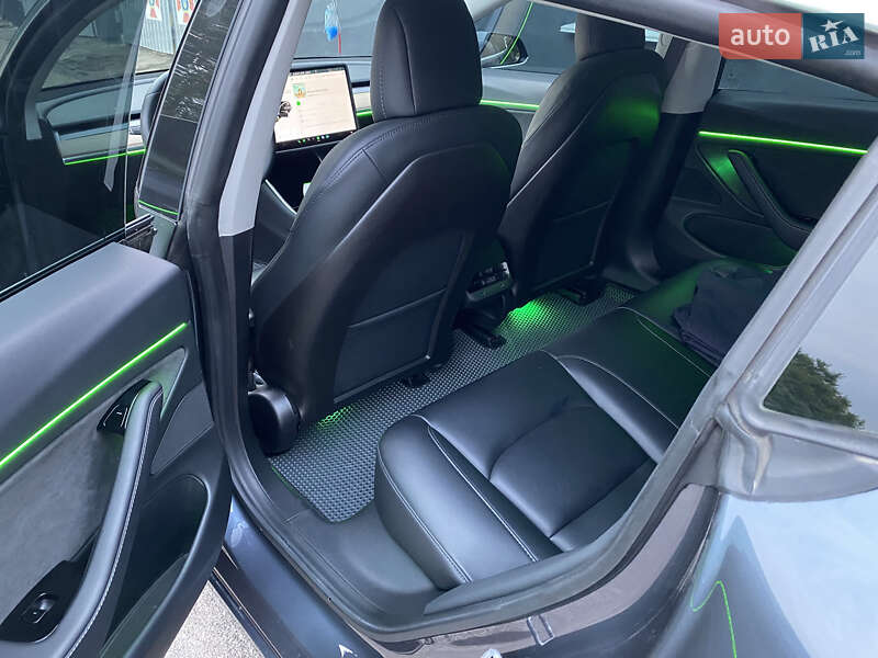 Седан Tesla Model 3 2019 в Прилуках