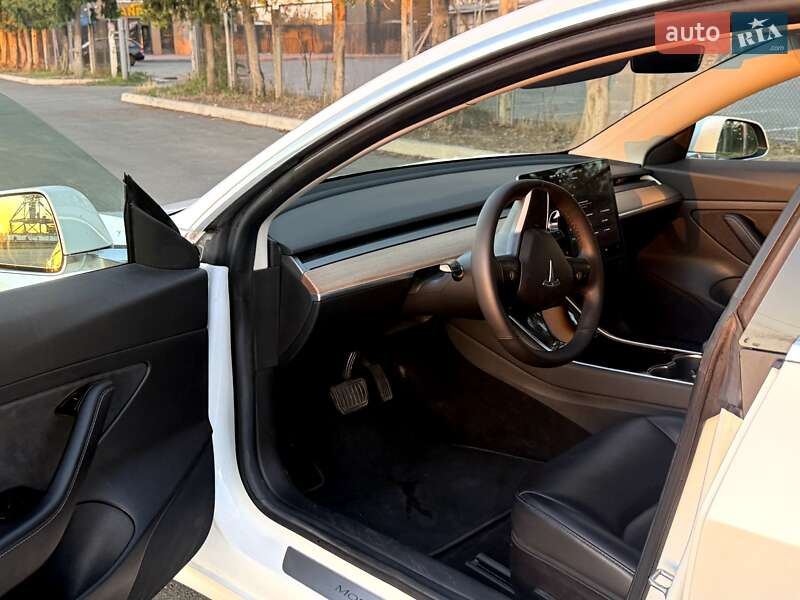 Седан Tesla Model 3 2019 в Измаиле