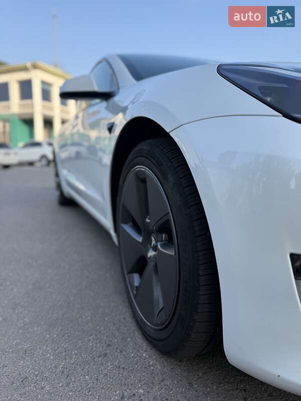 Седан Tesla Model 3 2023 в Черкасах