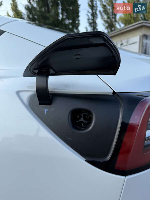 Седан Tesla Model 3 2023 в Черкасах